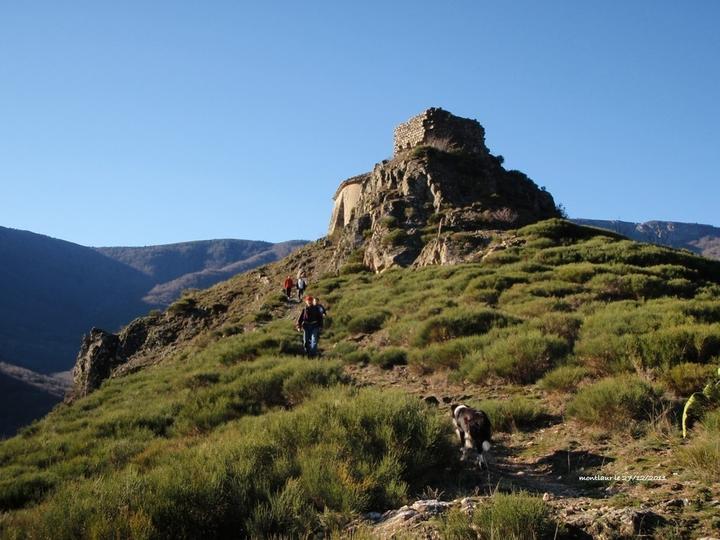 Mayres - Chapelle st médard et château de Montlaur ©mairiedemayres Mayres - Chapelle st médard et château de Montlaur ©mairiedemayres