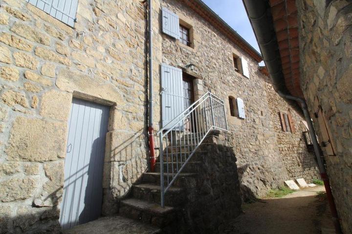 L'entrée du gîte depuis la calade