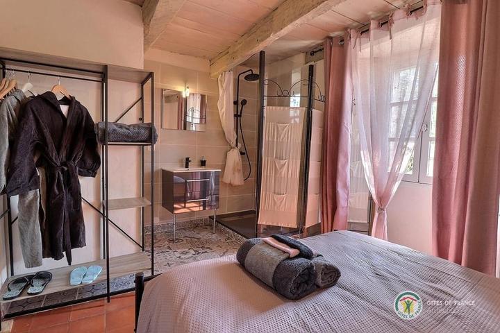 La chambre avec sa salle d'eau