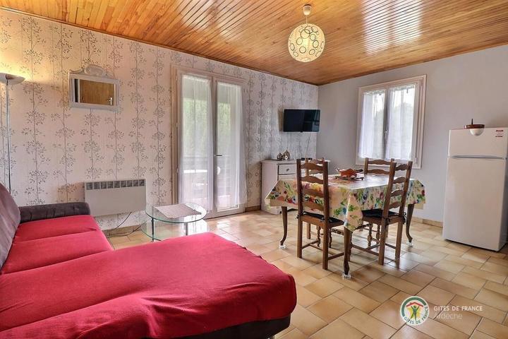 Le salon-séjour avec accès direct sur le balcon