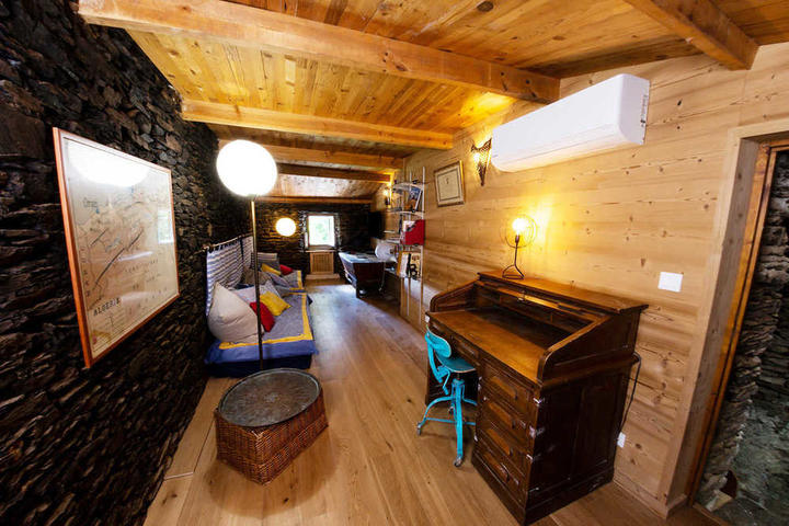 Salon avec TV et jeux à l'étage