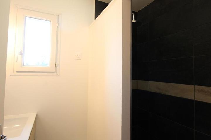 Autre vue de la salle d'eau rénovée avec douche à l'italienne.