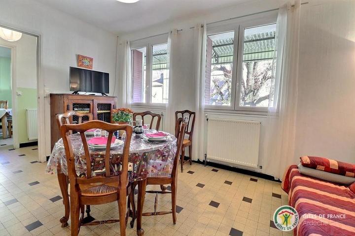 Salon séjour avec canapé et TV