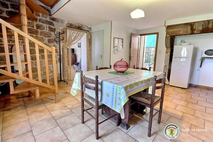 Cuisine équipée avec accès aux chambres et au salon