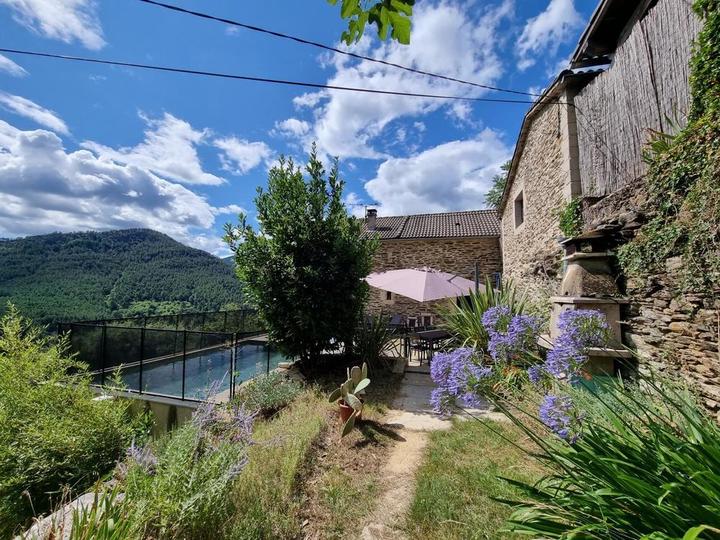 La maison vue du jardin (le barbecue fixe au premier plan)