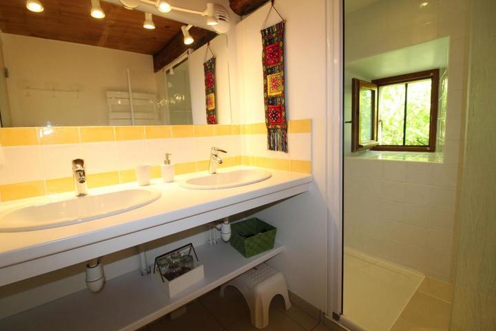 salle d'eau à partager avec 2 chambres