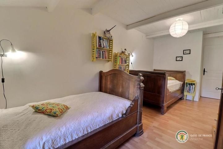 Chambre 4 avec 2 lits en 120, idéale pour les enfants