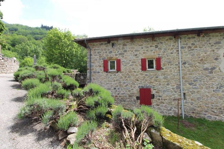 La bâtisse avec ses 3 gîtes