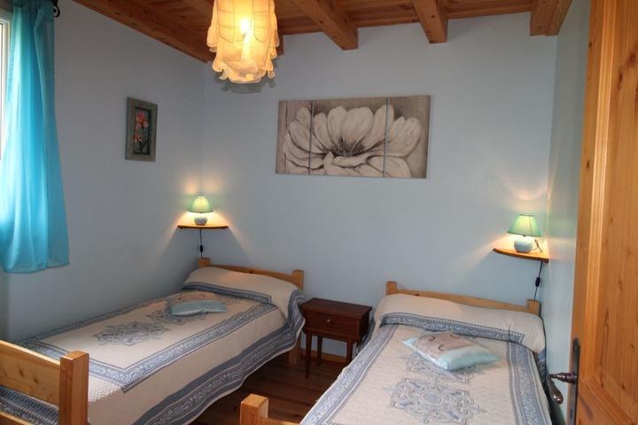 Chambre équipée de 2 lits en 90 cm.