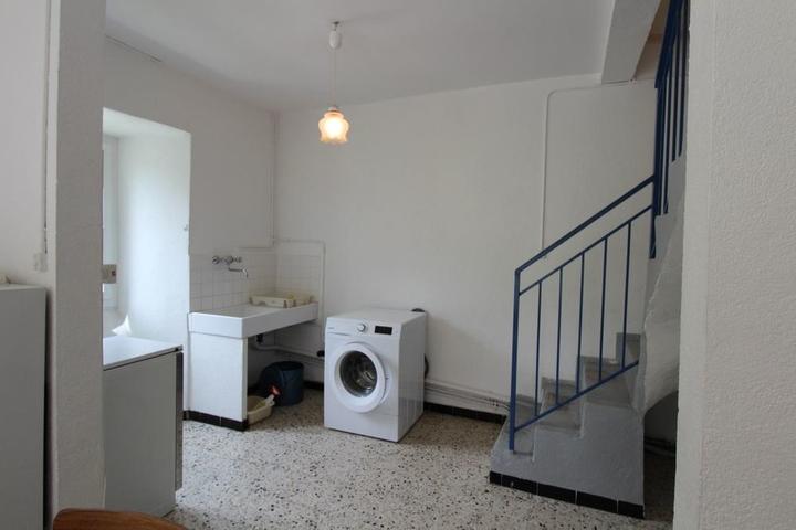 le coin cuisine et l'escalier menant aux chambres et à la salle d'eau-wc