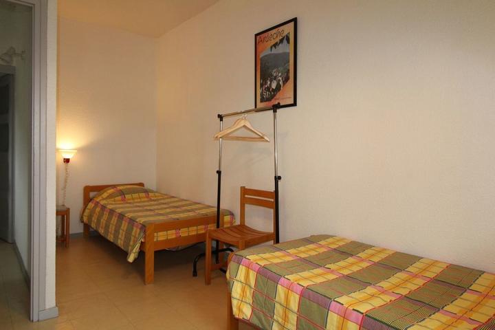 Chambre équipée de 2 lits en 90 cm