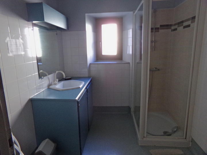 salle de bain commune gite etape loubaresse