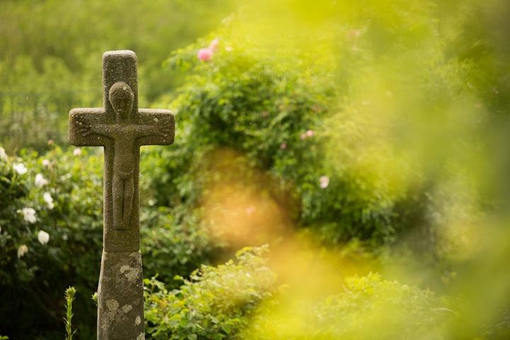 Montpezat-sous-Bauzon - Croix à la Roseraie de Clastres ©S.BUGNON Montpezat-sous-Bauzon - Croix à la Roseraie de Clastres ©S.BUGNON