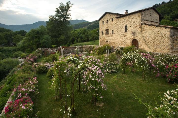Montpezat-sous-Bauzon - Roseraie et prieuré de Clastres ©S.BUGNON Montpezat-sous-Bauzon - Roseraie et prieuré de Clastres ©S.BUGNON