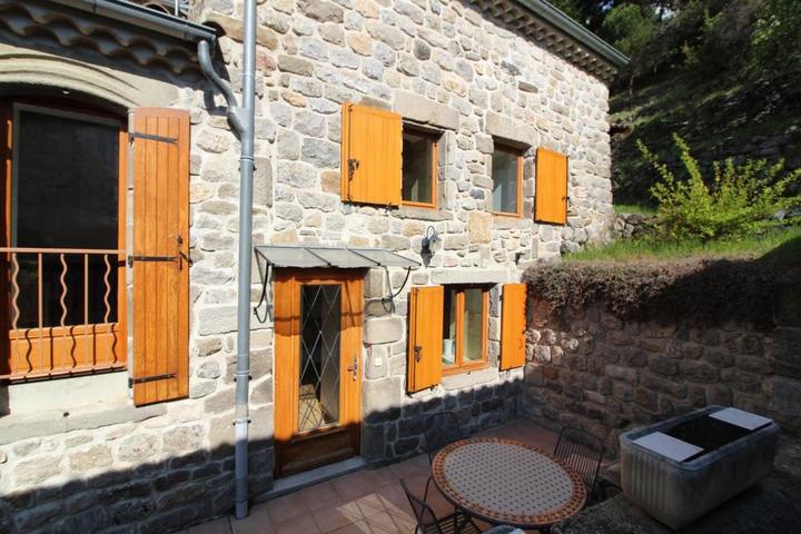 terrasse à l'entrée du gîte