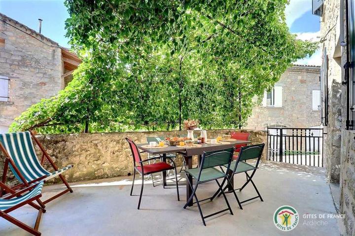 Petit déjeuner ou repas sur la terrasse sous la vigne vierge