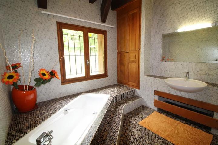 La salle de bain au rez-de-chaussée