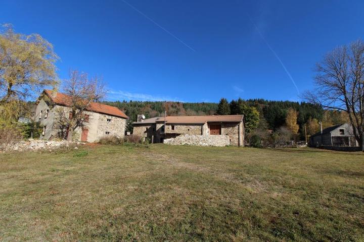 Vue sur le gîte et son grand terrain