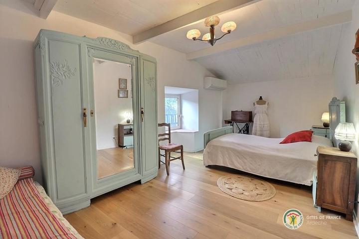 Chambre 3 à l'étage avec lit en 140 et banquette