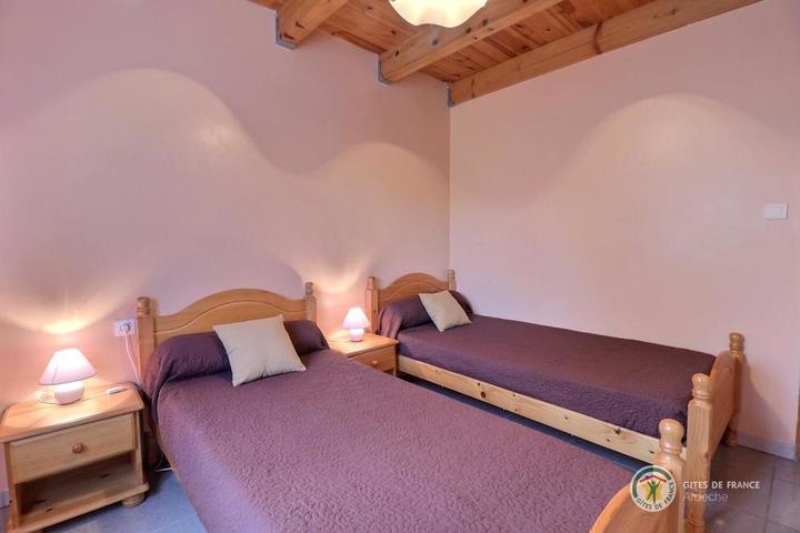 la chambre à deux lits de 90 cm