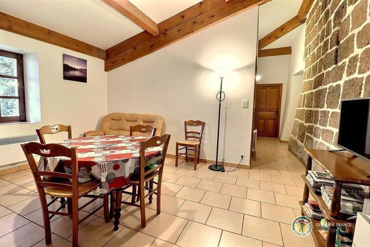 La pièce de vie et l'accès aux chambres et salle d'eau et wc