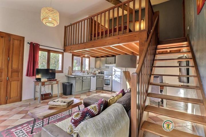 L'escalier menant à la chambre en mezzanine