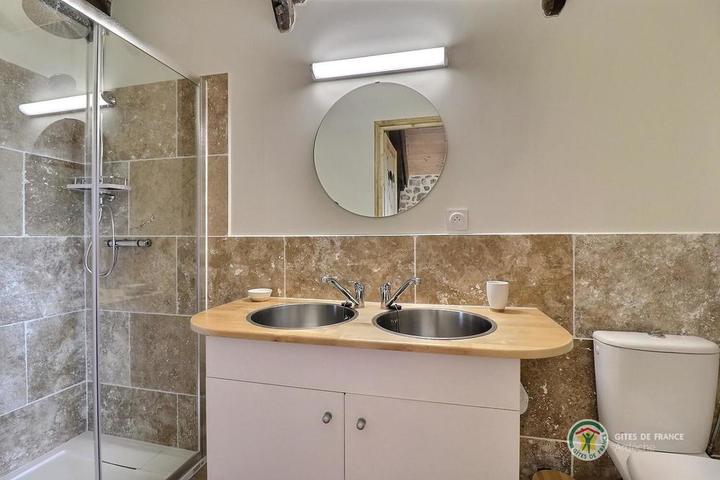 La salle d'eau privative de la chambre au 3e étage