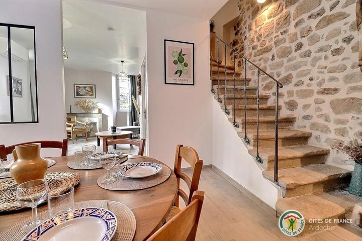 Cuisine séjour avec accès aux chambres, à l'étage