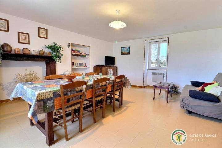 Espace salon séjour avec jeux et TV