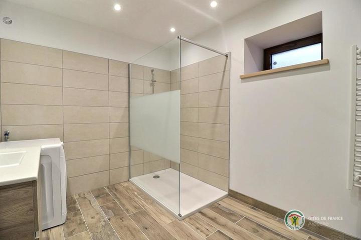 La salle d'eau au rez de chaussée