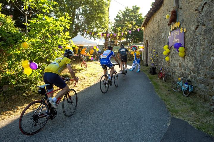 Saint-Cirgues-de-Prades - Course cyclotouriste de l'Ardèchoise ©S.BUGNON Saint-Cirgues-de-Prades - Course cyclotouriste de l'Ardèchoise ©S.BUGNON