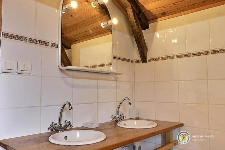 Chambre Châtaigne à l'étage avec plan double vasque et douche