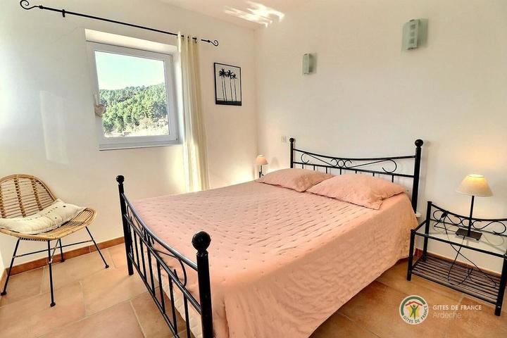 La chambre à l'étage lit en 140 cm