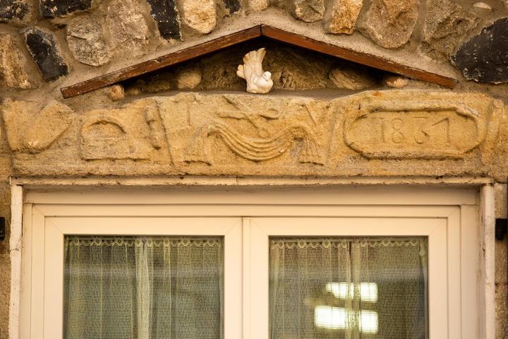 Pont-de-Labeaume - Linteau sculpté ©S.BUGNON Pont-de-Labeaume - Linteau sculpté ©S.BUGNON