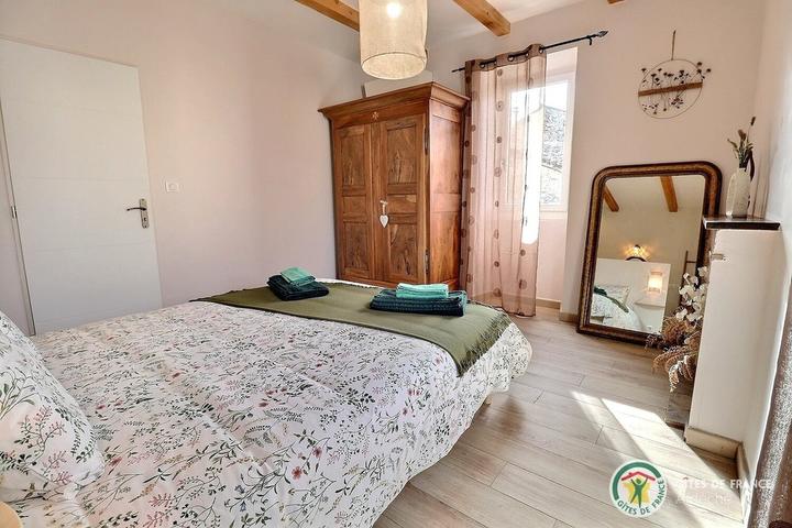 Chambre 1 avec lit en 160, salle d'eau privative et climatisation réversible