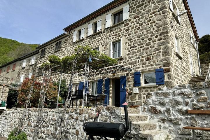 barbecue bois, gîte volets bleue au rdc