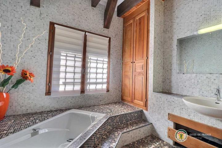 La salle de bain au rez-de-chaussée