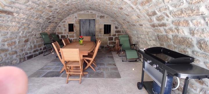 Espace détente dans la belle pièce voûtée