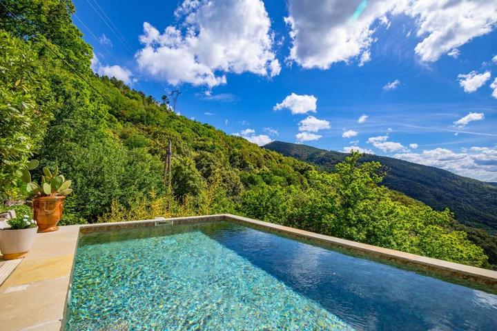 Vue de la terrasse et de la piscine