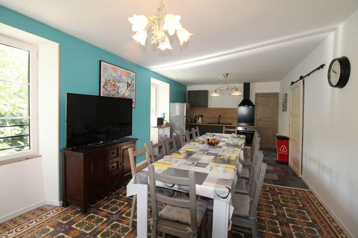 L'espace repas pour 12 personnes (pièce de 27 m ²)