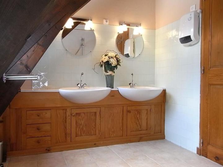 La salle de bain au rez-de-chaussée