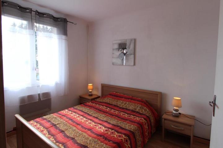 Chambre avec un lit en 140 cm.