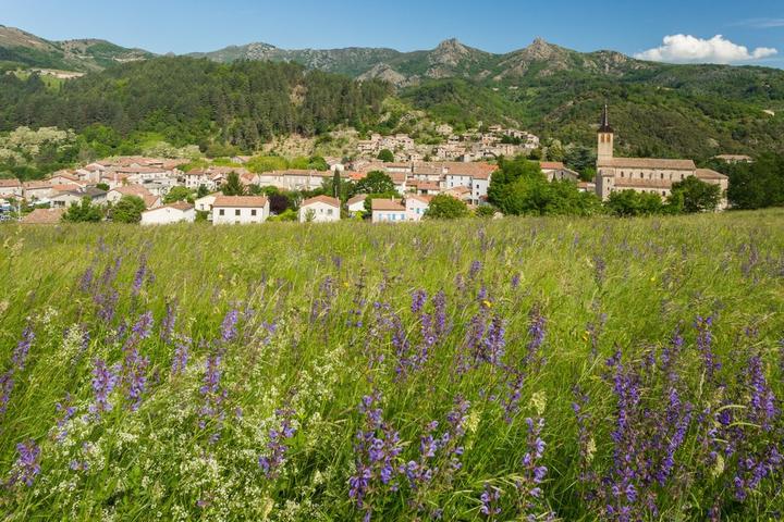Jaujac - Le village vu de Rochemure ©S.BUGNON Jaujac - Le village vu de Rochemure ©S.BUGNON