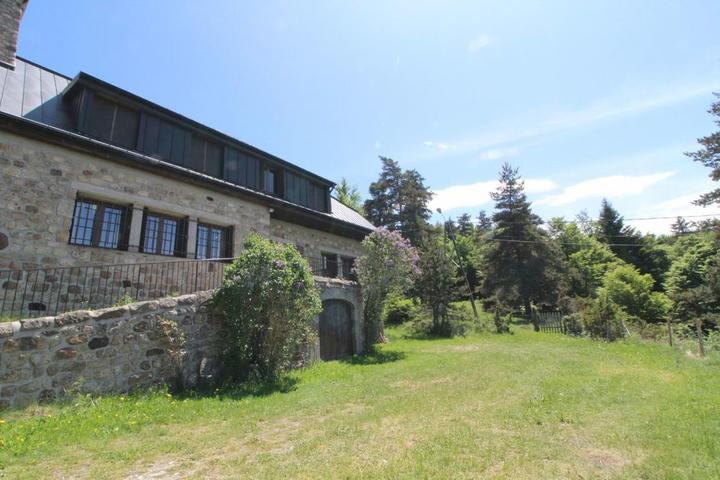 Le gîte et son grand espace extérieur