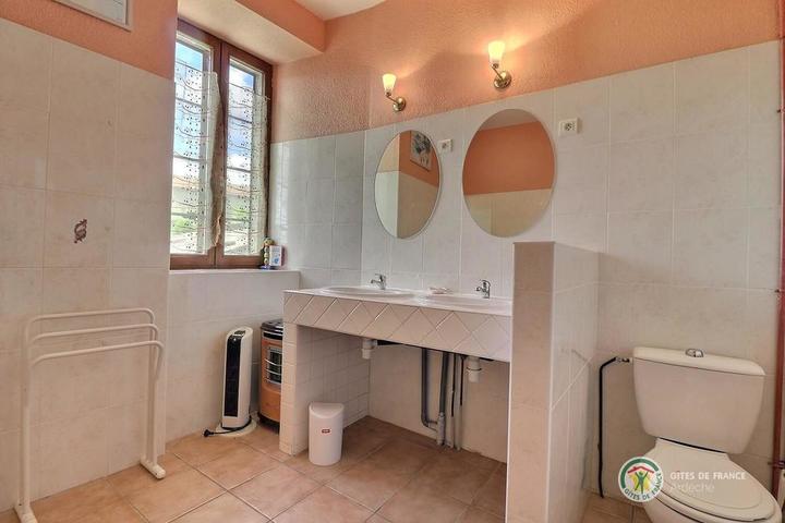 La salle de bain à l'étage