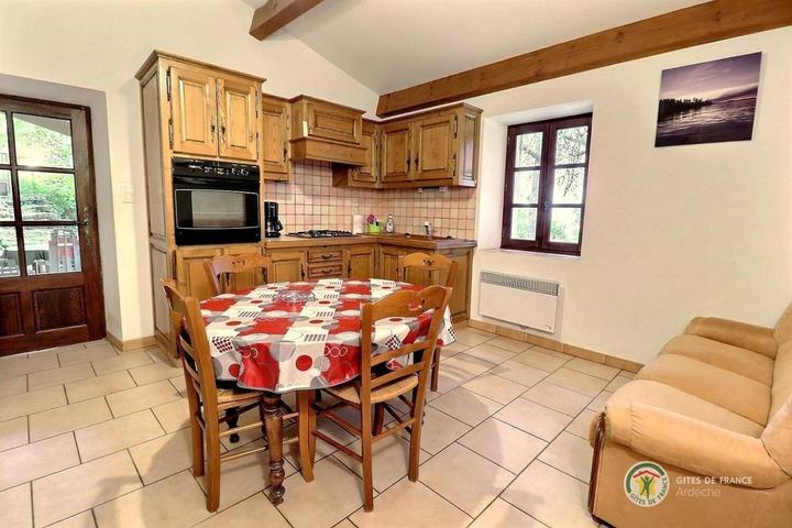 Pièce de vie avec accès direct sur la terrasse couverte