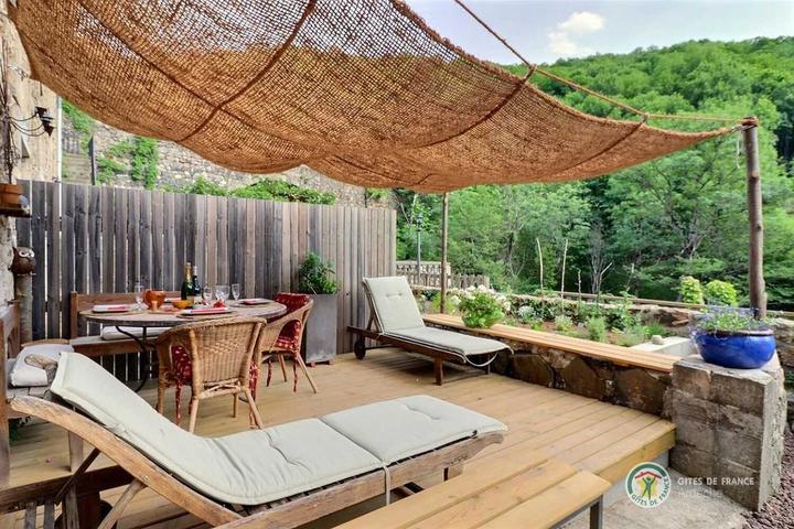 La terrasse avec espace repas et repos !