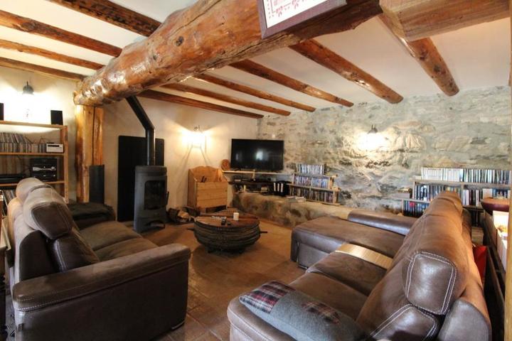 Canapé Télévision au coin du feu du poêle à bois