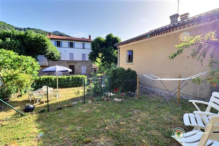 Les deux petits terrains clôturés