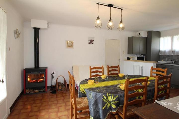 Séjour cuisine avec poêle à bois.
